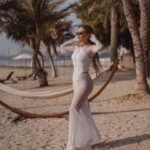 Margarita Gerasimovich Instagram - «Первое впечатление - ошибочно». Часто слышали фразу? Я бы копнула глубже и сказала бы так: «Первое впечатление - это наглядная картина наших собственных паттернов и установок». То, как мы видим нового человека, новый город, новоечтоугодно - это всегда про того, КТО СМОТРИТ и только про него. Я прожила 30 лет, убежденная, что Дубай это город эскортниц и дешёвых удовольствий. Что тут тока про съём, бабки, шоппинг, понты, достигаторское достигаторство, что тут живут одни инфоцыгане, криптоделюги, торговцы и девушки лёгкого поведения. Люди, жаждущие лишь удовольствий и одержимые деньгами, наживой и славой. Думая много лет к ряду так про чужой город (вполне нормальный, кстати, человеческий город, который я смогла разглядеть сквозь свои ширмы предрассудков лишь с четвёртого раза), я, конечно же, ничто иное, как просто…защищалась. «А я вот не такая», «а мне зато все эти ваши Шанели и Биркины не нужны», «зато вот я про душу, а вы тут в своём Дубае про другое», «а я зато, в отличие от них, не продаюсь». И все в этом роде. Так моя психика защищала свои уязвимые места. Сегодня защищать больше нечего, поэтому и «разбитые очки» мне больше не нужны и я вижу город таким какой он есть. Разным. Да, Дубай разный. И такой тоже. Как и любое другое место на планете. Да только никто ни в одном городе мира тебе своих взглядов не навяжет, если ты крепок в своих верованиях и ценностях. А если не крепок, то и на духовном Бали, знаете ли, и эскортницы есть, и оргии, и всё выше перечисленное. Что нового я узнала в этот раз о Дубае? Например, то, что это идеальный город для отдыха с детками и родителями в возрасте. Столько впечатлений у Мии и бабушки от этих парков, музеев, смотровых, сказочных улиц, что эти округлившиеся от восторга счастливые глаза я точно никогда не забуду. Такое счастье показывать родным настоящее чудо, которого они раньше не видели. (Продолжение в карусели 👉🏼👉🏼)