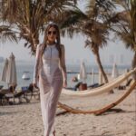 Margarita Gerasimovich Instagram - «Первое впечатление - ошибочно». Часто слышали фразу? Я бы копнула глубже и сказала бы так: «Первое впечатление - это наглядная картина наших собственных паттернов и установок». То, как мы видим нового человека, новый город, новоечтоугодно - это всегда про того, КТО СМОТРИТ и только про него. Я прожила 30 лет, убежденная, что Дубай это город эскортниц и дешёвых удовольствий. Что тут тока про съём, бабки, шоппинг, понты, достигаторское достигаторство, что тут живут одни инфоцыгане, криптоделюги, торговцы и девушки лёгкого поведения. Люди, жаждущие лишь удовольствий и одержимые деньгами, наживой и славой. Думая много лет к ряду так про чужой город (вполне нормальный, кстати, человеческий город, который я смогла разглядеть сквозь свои ширмы предрассудков лишь с четвёртого раза), я, конечно же, ничто иное, как просто…защищалась. «А я вот не такая», «а мне зато все эти ваши Шанели и Биркины не нужны», «зато вот я про душу, а вы тут в своём Дубае про другое», «а я зато, в отличие от них, не продаюсь». И все в этом роде. Так моя психика защищала свои уязвимые места. Сегодня защищать больше нечего, поэтому и «разбитые очки» мне больше не нужны и я вижу город таким какой он есть. Разным. Да, Дубай разный. И такой тоже. Как и любое другое место на планете. Да только никто ни в одном городе мира тебе своих взглядов не навяжет, если ты крепок в своих верованиях и ценностях. А если не крепок, то и на духовном Бали, знаете ли, и эскортницы есть, и оргии, и всё выше перечисленное. Что нового я узнала в этот раз о Дубае? Например, то, что это идеальный город для отдыха с детками и родителями в возрасте. Столько впечатлений у Мии и бабушки от этих парков, музеев, смотровых, сказочных улиц, что эти округлившиеся от восторга счастливые глаза я точно никогда не забуду. Такое счастье показывать родным настоящее чудо, которого они раньше не видели. (Продолжение в карусели 👉🏼👉🏼)