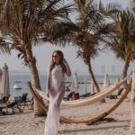 Margarita Gerasimovich Instagram - «Первое впечатление - ошибочно». Часто слышали фразу? Я бы копнула глубже и сказала бы так: «Первое впечатление - это наглядная картина наших собственных паттернов и установок». То, как мы видим нового человека, новый город, новоечтоугодно - это всегда про того, КТО СМОТРИТ и только про него. Я прожила 30 лет, убежденная, что Дубай это город эскортниц и дешёвых удовольствий. Что тут тока про съём, бабки, шоппинг, понты, достигаторское достигаторство, что тут живут одни инфоцыгане, криптоделюги, торговцы и девушки лёгкого поведения. Люди, жаждущие лишь удовольствий и одержимые деньгами, наживой и славой. Думая много лет к ряду так про чужой город (вполне нормальный, кстати, человеческий город, который я смогла разглядеть сквозь свои ширмы предрассудков лишь с четвёртого раза), я, конечно же, ничто иное, как просто…защищалась. «А я вот не такая», «а мне зато все эти ваши Шанели и Биркины не нужны», «зато вот я про душу, а вы тут в своём Дубае про другое», «а я зато, в отличие от них, не продаюсь». И все в этом роде. Так моя психика защищала свои уязвимые места. Сегодня защищать больше нечего, поэтому и «разбитые очки» мне больше не нужны и я вижу город таким какой он есть. Разным. Да, Дубай разный. И такой тоже. Как и любое другое место на планете. Да только никто ни в одном городе мира тебе своих взглядов не навяжет, если ты крепок в своих верованиях и ценностях. А если не крепок, то и на духовном Бали, знаете ли, и эскортницы есть, и оргии, и всё выше перечисленное. Что нового я узнала в этот раз о Дубае? Например, то, что это идеальный город для отдыха с детками и родителями в возрасте. Столько впечатлений у Мии и бабушки от этих парков, музеев, смотровых, сказочных улиц, что эти округлившиеся от восторга счастливые глаза я точно никогда не забуду. Такое счастье показывать родным настоящее чудо, которого они раньше не видели. (Продолжение в карусели 👉🏼👉🏼)