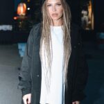 Margarita Gerasimovich Instagram - Я обожаю дреды. С ними я - это я. Но вот дилемма: свадебное платье (пышное, нарядное, очень женственное) на церемонию на Бали. К такому платью надо ‘волосы принцессы’, а не дреды рок-звезды. Думала расплестись на церемонию, потом вернуться и сделать снова. Федя задаёт резонный вопрос: зачем? «Рита, то ведь ты дредастая, неужели будешь себя под платье подгонять? Может тогда и татухи замазать? Для чего? Оставайся собой, не подстраивайся ни под платья, ни под кого-то в этом мире». А у меня нет ответа на этот вопрос. Я останусь собой и с дредами, и без них. Я люблю дреды и не хочу гонять без них, но будто бы подвенечному платью они и правда не идут. Сломала всю голову 🙄 Что думаете? Ph: @lilia.photo