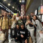 Margarita Gerasimovich Instagram - Рассказываю, что происходит 🙏 После росписи (помните самокаты и ремонт детского дома?) и венчания в Грузии с родителями, мы с Федей решили, что очень хотим сделать ещё один ‘ритуал’ в честь нашей свадьбы. Особенный… А именно: привезти всех своих лучших друзей в наше место силы, на остров Бали, где мы познакомились и сыграть тут красивую уютную свадьбу для своих и церемонию с главным монахом острова, святым Манку Джати Если честно, это не совсем свадьба. Точнее, сильно больше, чем просто свадьба. Это акт благодарности и служения нашим друзьям. Тем, кто был с нами с самого детства и юношества. Тем, кто был рядом, когда не было совсем ничего: ни славы, ни денег, ни счастья, ни уверенности в завтрашнем дне. Но были они. Те, кто в нас верил, те кто нас любил вопреки, те, кто всегда снимал с себя последнюю рубашку, отдавал последний кусок хлеба, давал и плечо, и крышу над головой, и силы идти дальше, когда опускались руки. Мы купили билеты всем, сняли самую красивую виллу на всем острове, огромный белоснежный катер и организовали такой невероятный добрый праздник, какого не было ещё никогда ни у кого из нас. Чтобы всем было хорошо. Чтобы всем было красиво. Чтобы все запомнили эти дни рядом на всю свою жизнь. Пожалуй, это самое малое, что мы можем сделать для этих чудесных людей, чтобы они почувствовали всё наше признание, всю нашу любовь и благодарность. Пожелайте нам удачи сегодня 🤍 Ну а больше счастливых моментов из этого светлого праздника - показываем в сторис 🙏