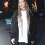 Margarita Gerasimovich Instagram - Я обожаю дреды. С ними я - это я. Но вот дилемма: свадебное платье (пышное, нарядное, очень женственное) на церемонию на Бали. К такому платью надо ‘волосы принцессы’, а не дреды рок-звезды. Думала расплестись на церемонию, потом вернуться и сделать снова. Федя задаёт резонный вопрос: зачем? «Рита, то ведь ты дредастая, неужели будешь себя под платье подгонять? Может тогда и татухи замазать? Для чего? Оставайся собой, не подстраивайся ни под платья, ни под кого-то в этом мире». А у меня нет ответа на этот вопрос. Я останусь собой и с дредами, и без них. Я люблю дреды и не хочу гонять без них, но будто бы подвенечному платью они и правда не идут. Сломала всю голову 🙄 Что думаете? Ph: @lilia.photo