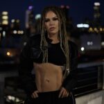 Margarita Gerasimovich Instagram - Ну что, подъехал ЛА’йский контент, наконец. И это только начало. А вообще тут каждый божий день топовые команды предлагают посниматься. Уже поставили съемки с ребятами, кто снимает Vogue, а видео на днях будем снимать с девочкой, которая снимала Vivienne Westwood ❤️‍🩹 Столько придумали красоты тут. Всё же творческая энергия в ЛА одна из самых мощных, что я встречала в жизни. На Бали, например, вообще ни сниматься, ни работать в целом не хочется. В Москве хочется, вот в ЛА тоже хочется А где у вас прёт энергия творить? 📷 @alyanovikova Muah: @makeup_katerina.tos Style: @svetlanaaa.a