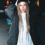 Margarita Gerasimovich Instagram - Я обожаю дреды. С ними я - это я. Но вот дилемма: свадебное платье (пышное, нарядное, очень женственное) на церемонию на Бали. К такому платью надо ‘волосы принцессы’, а не дреды рок-звезды. Думала расплестись на церемонию, потом вернуться и сделать снова. Федя задаёт резонный вопрос: зачем? «Рита, то ведь ты дредастая, неужели будешь себя под платье подгонять? Может тогда и татухи замазать? Для чего? Оставайся собой, не подстраивайся ни под платья, ни под кого-то в этом мире». А у меня нет ответа на этот вопрос. Я останусь собой и с дредами, и без них. Я люблю дреды и не хочу гонять без них, но будто бы подвенечному платью они и правда не идут. Сломала всю голову 🙄 Что думаете? Ph: @lilia.photo