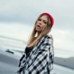 Margarita Gerasimovich Instagram - Я написала эту песню в декабре 2021. Задолго до того, как она стала актуальна. У меня нет объяснений, как так вышло. Не знаю… «Ни хет ✡️ и ни харам ☪️» Твоя любимая строчка из трека “Карма bitch”? *послушать альбом Sat Nam (который оказался пророческим, весь, целиком, в каждом треке) можно на всех цифровых площадках 📽️ @mir.ahmedov Мама говорила «никому не желай зла»(с)