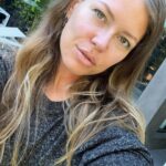 Margarita Gerasimovich Instagram - Сотни писем о том, как тронул сторител про «маленькие результаты». Многие просили сохранить в пост, чтобы перечитывать. Сделано - ✅ ⠀ Основаная мысль такова: мы напрочь разучились радоваться маленьким победам и первым результатам, если они не сходу какие-то сверх грандиозные. Мы лишились способности радоваться постепенному, честному росту и небольшим достижениям на пути к большим. ⠀ Я рассуждала сегодня в сторис, почему вдруг стало так. Откуда это. И вот, что осознала: ⠀ Все сидят в соцсетях и сравнивают себя с успешными, богатыми и крутыми. А они зачастую (не все, разумеется, но очень и очень многие) - жульничают. Показывают то, чего на самом деле нет. ⠀ Простые примеры: ⠀ Блогеры, недавно запевшие и собирающие сходу стадионные залы битком - это жульничество. Знаю достоверно и из первых уст, кто такое инсценирует и за какие деньги (спойлер: за большие) ⠀ Другие блогеры, кто по щелчку пальцев взял и миллионером стал, буквально вчера ‘вылез из трущоб’, а сегодня хвастается своей богатой жизнью мечты и её атрибутами, обещая, что и у тебя будет ровно так же, чтобы продать волшебную таблетку на триггере зависти - это тоже жульничество. Моя подружка - владелец компании частной авиации, постоянно угорает, что у неё большие блогеры снимают самолёт на несколько часов и делают в нём контент на год, переодеваясь в десятки разных образов, а потом она целый год видит свой самолёт в сторис и рилсах ⠀ Нельзя без жульничества с нуля набрать сразу миллионы подписчиков, глазом не моргнув. Там всегда спорные или обманные схемы. Нельзя без жульничества по щелчку пальцев скинуть 20 кг, нельзя заработать с нуля без промежуточных результатов сразу миллионы долларов, нельзя пропустить все стадии маленьких концертных сборов и сходу «собрать стадион» ⠀ Точнее возможно, конечно. «Нет ничего невозможного, если ты пи*добол»(с) ⠀ Так вот тренд на успешный успех без особых усилий еще недавно был просто безнравственным, но, в целом, безобидным явлением. Но стал опасным. ⠀ Ибо люди верят. И ранятся об это больно, когда в реальной жизни у них не получается сделать так же. Люди разочаровываются в себе, выгорают, теряют всякую веру,а с ней и радость жизни. Продолжение в карусели 👉🏼