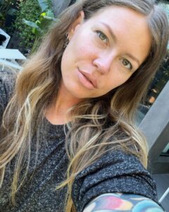 Margarita Gerasimovich Instagram - Сотни писем о том, как тронул сторител про «маленькие результаты». Многие просили сохранить в пост, чтобы перечитывать. Сделано - ✅ ⠀ Основаная мысль такова: мы напрочь разучились радоваться маленьким победам и первым результатам, если они не сходу какие-то сверх грандиозные. Мы лишились способности радоваться постепенному, честному росту и небольшим достижениям на пути к большим. ⠀ Я рассуждала сегодня в сторис, почему вдруг стало так. Откуда это. И вот, что осознала: ⠀ Все сидят в соцсетях и сравнивают себя с успешными, богатыми и крутыми. А они зачастую (не все, разумеется, но очень и очень многие) - жульничают. Показывают то, чего на самом деле нет. ⠀ Простые примеры: ⠀ Блогеры, недавно запевшие и собирающие сходу стадионные залы битком - это жульничество. Знаю достоверно и из первых уст, кто такое инсценирует и за какие деньги (спойлер: за большие) ⠀ Другие блогеры, кто по щелчку пальцев взял и миллионером стал, буквально вчера ‘вылез из трущоб’, а сегодня хвастается своей богатой жизнью мечты и её атрибутами, обещая, что и у тебя будет ровно так же, чтобы продать волшебную таблетку на триггере зависти - это тоже жульничество. Моя подружка - владелец компании частной авиации, постоянно угорает, что у неё большие блогеры снимают самолёт на несколько часов и делают в нём контент на год, переодеваясь в десятки разных образов, а потом она целый год видит свой самолёт в сторис и рилсах ⠀ Нельзя без жульничества с нуля набрать сразу миллионы подписчиков, глазом не моргнув. Там всегда спорные или обманные схемы. Нельзя без жульничества по щелчку пальцев скинуть 20 кг, нельзя заработать с нуля без промежуточных результатов сразу миллионы долларов, нельзя пропустить все стадии маленьких концертных сборов и сходу «собрать стадион» ⠀ Точнее возможно, конечно. «Нет ничего невозможного, если ты пи*добол»(с) ⠀ Так вот тренд на успешный успех без особых усилий еще недавно был просто безнравственным, но, в целом, безобидным явлением. Но стал опасным. ⠀ Ибо люди верят. И ранятся об это больно, когда в реальной жизни у них не получается сделать так же. Люди разочаровываются в себе, выгорают, теряют всякую веру,а с ней и радость жизни. Продолжение в карусели 👉🏼