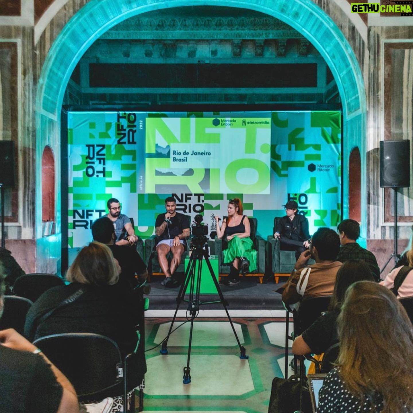 MariMoon Instagram - Quem aí investiu em criptomoedas e tá dando risada hoje? Tô lembrando daquele evento @nft.rio que eu participei como moderadora / apresentadora e pensando que legal vai ser o SXSW! Eu amo inovações, tecnologia e ideias que prometem mudar o mundo pra melhor. 😄✨ E fica a dica: @area.bitcoin 👍 pra saber mais sobre!