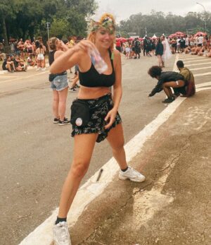 MariMoon Instagram - Passei o carnaval todo nas montanhas de boinha longe do fervo para descer direto pro @navio_pirata ✨🥳✨ com a minha família (primeira vez deles 🙌) e me jogar em absolutamente todas as rodinhas que vi passarem por mim. ☀️💦 Quem tb tava comenta aqueeeeee 🤩😛😙

Pra variar nunca consigo fazer imagens boas minhas curtindo @baianasystem visto que eu fico 100% imersa na experiência e lembro de registrar quando acaba e eu já tô só o bagaço! 😂 Mas eh isso né, viver > fazer captação audiovisual. 

🤍💦