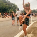 MariMoon Instagram - Passei o carnaval todo nas montanhas de boinha longe do fervo para descer direto pro @navio_pirata ✨🥳✨ com a minha família (primeira vez deles 🙌) e me jogar em absolutamente todas as rodinhas que vi passarem por mim. ☀️💦 Quem tb tava comenta aqueeeeee 🤩😛😙 Pra variar nunca consigo fazer imagens boas minhas curtindo @baianasystem visto que eu fico 100% imersa na experiência e lembro de registrar quando acaba e eu já tô só o bagaço! 😂 Mas eh isso né, viver > fazer captação audiovisual. 🤍💦
