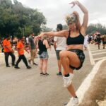 MariMoon Instagram - Passei o carnaval todo nas montanhas de boinha longe do fervo para descer direto pro @navio_pirata ✨🥳✨ com a minha família (primeira vez deles 🙌) e me jogar em absolutamente todas as rodinhas que vi passarem por mim. ☀️💦 Quem tb tava comenta aqueeeeee 🤩😛😙 Pra variar nunca consigo fazer imagens boas minhas curtindo @baianasystem visto que eu fico 100% imersa na experiência e lembro de registrar quando acaba e eu já tô só o bagaço! 😂 Mas eh isso né, viver > fazer captação audiovisual. 🤍💦