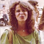 Maria Bopp Instagram – Aniversário dela. E eu queria que a história do mundo pudesse ser escrita pelo talento dela. Que todas as crianças aprendessem a ouvir Beatles com ela. Que todas as angústias fossem curadas pela escuta dela. Que todos os travesseiros carregassem o perfume dela. Que todo filme de comédia tivesse o senso de humor dela. Que toda estupidez perdesse o fôlego diante da sensibilidade dela. Que todas as pessoas, em todos os lugares do mundo, vivessem e compreendessem o amor e as dificuldades da vida, todos os dias, através do olhar dela. É minha maior sorte ser sua filha. Te amo muito, mamãe. @bettina.bopp 💙