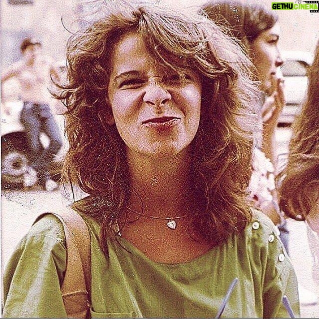 Maria Bopp Instagram - Aniversário dela. E eu queria que a história do mundo pudesse ser escrita pelo talento dela. Que todas as crianças aprendessem a ouvir Beatles com ela. Que todas as angústias fossem curadas pela escuta dela. Que todos os travesseiros carregassem o perfume dela. Que todo filme de comédia tivesse o senso de humor dela. Que toda estupidez perdesse o fôlego diante da sensibilidade dela. Que todas as pessoas, em todos os lugares do mundo, vivessem e compreendessem o amor e as dificuldades da vida, todos os dias, através do olhar dela. É minha maior sorte ser sua filha. Te amo muito, mamãe. @bettina.bopp 💙