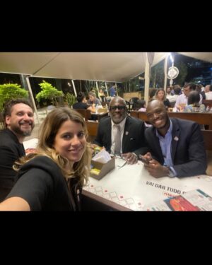 Maria Bopp Instagram - No dia que fez um mês da invasão dos terroristas nas nossas instituições democráticas, eu estive no Palácio do Planalto. Ontem fizemos um primeiro encontro de artistas e influenciadores com Lula pra discutirmos, principalmente, a importância da comunicação do governo nos próximos quatro anos. Falamos como nós, apoiadores do Lula e que temos um alcance grande nas redes, podemos ser pontes para que todas as ações realizadas pelo governo cheguem de fato na população - sendo a maior dificuldade, ainda, o combate às fake news. A real é que a gente não deve deixar a disposição pra conversar com quem pensa diferente da gente só em época de campanha. O “vira-voto” tem que ser todo dia. É cansativo, mas é necessário e ontem foi um dia tão lindo que eu saí com muito gás. Tô pensando numas ideias do que fazer pra deixar essa ponte governo-população mais acessível. Vou tentar estruturar isso melhor e conto pra vcs. Obrigada, @janjalula maravilhosa pelo convite, e obrigada a todos pela troca inspiradora de ontem. Bora nois ♥️