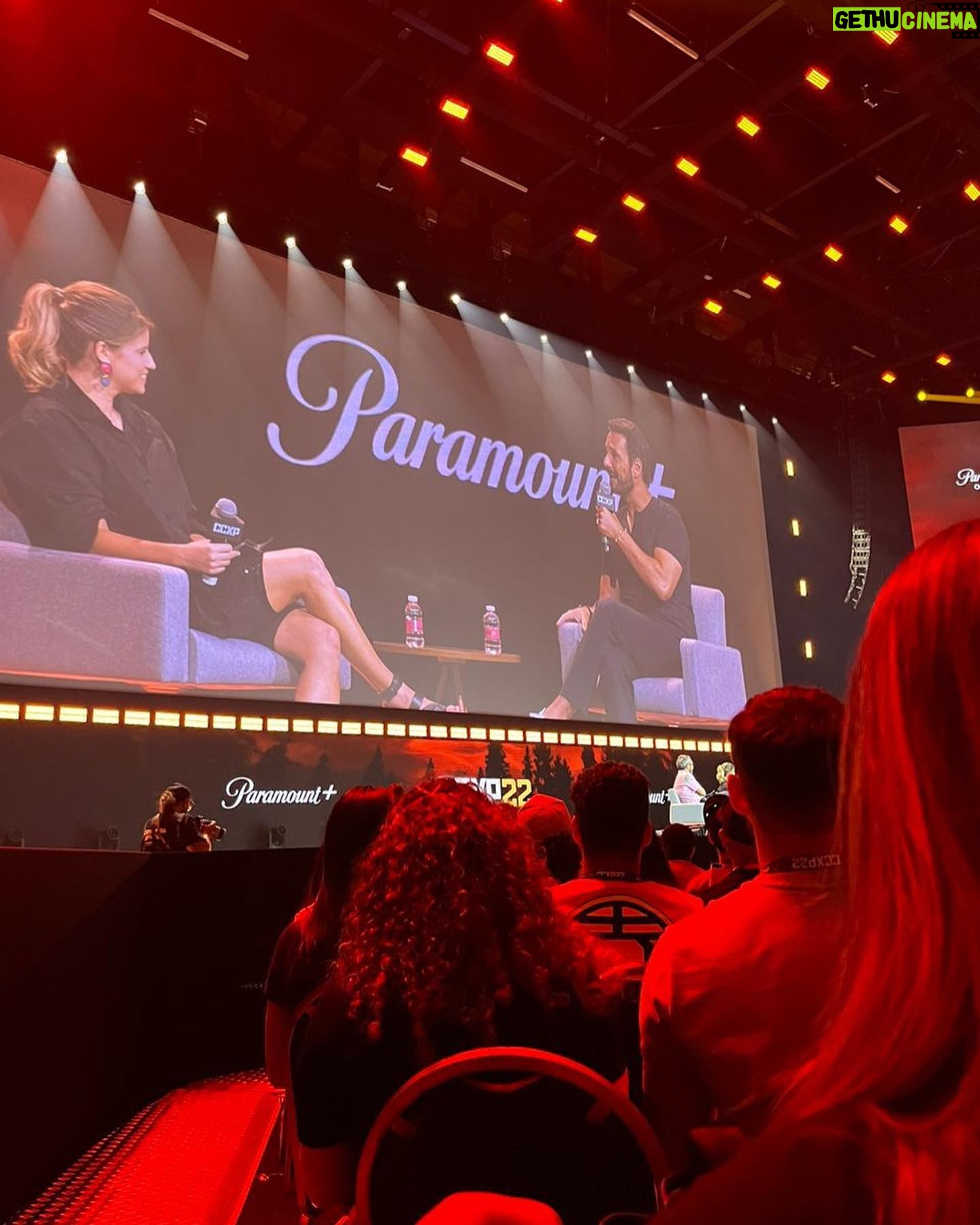 Maria Bopp Instagram - Último dia de @ccxp, montanha russa de emoções no Palco Thunder. ⚡️😮💨 A deusa Sabrina Sato, Rodrigo Santoro, o elenco de Dungeons & Dragons e de Teen Wolf, a despedida dos palcos internacionais de Edgar Vivar (nosso eterno Seu Barriga), além das outras atrações que não tive a sorte e honra de apresentar. Quem estava lá viu o tanto que chorei na entrevista com o Edgar - minha cara inchada na foto não me deixa mentir. E o nervosismo tomou conta quando me vi no mesmo palco que Hugh Grant, mas até arrisquei o meu sotaque britânico pra ele entender melhor o meu inglês macarrônico. Obrigada, @_anatinoco_, por me ajudar com a produção desses looks lindos mesmo tendo sido super de última hora. Obrigada, @brunabopp_, por ser brilhante em tudo que faz, por me passar tanta segurança, você é a melhor sócia e parceira que eu poderia ter. Obrigada, @forlani por esse convite! Obrigada, público da @ccxpoficial, por me receberem tão bem!