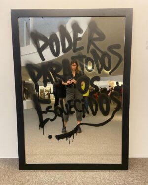 Maria Bopp Instagram - No dia que fez um mês da invasão dos terroristas nas nossas instituições democráticas, eu estive no Palácio do Planalto. Ontem fizemos um primeiro encontro de artistas e influenciadores com Lula pra discutirmos, principalmente, a importância da comunicação do governo nos próximos quatro anos. Falamos como nós, apoiadores do Lula e que temos um alcance grande nas redes, podemos ser pontes para que todas as ações realizadas pelo governo cheguem de fato na população - sendo a maior dificuldade, ainda, o combate às fake news. A real é que a gente não deve deixar a disposição pra conversar com quem pensa diferente da gente só em época de campanha. O “vira-voto” tem que ser todo dia. É cansativo, mas é necessário e ontem foi um dia tão lindo que eu saí com muito gás. Tô pensando numas ideias do que fazer pra deixar essa ponte governo-população mais acessível. Vou tentar estruturar isso melhor e conto pra vcs. Obrigada, @janjalula maravilhosa pelo convite, e obrigada a todos pela troca inspiradora de ontem. Bora nois ♥️