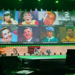 Maria Bopp Instagram - Último dia de @ccxp, montanha russa de emoções no Palco Thunder. ⚡️😮‍💨 A deusa Sabrina Sato, Rodrigo Santoro, o elenco de Dungeons & Dragons e de Teen Wolf, a despedida dos palcos internacionais de Edgar Vivar (nosso eterno Seu Barriga), além das outras atrações que não tive a sorte e honra de apresentar. Quem estava lá viu o tanto que chorei na entrevista com o Edgar - minha cara inchada na foto não me deixa mentir. E o nervosismo tomou conta quando me vi no mesmo palco que Hugh Grant, mas até arrisquei o meu sotaque britânico pra ele entender melhor o meu inglês macarrônico. Obrigada, @_anatinoco_, por me ajudar com a produção desses looks lindos mesmo tendo sido super de última hora. Obrigada, @brunabopp_, por ser brilhante em tudo que faz, por me passar tanta segurança, você é a melhor sócia e parceira que eu poderia ter. Obrigada, @forlani por esse convite! Obrigada, público da @ccxpoficial, por me receberem tão bem!