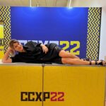 Maria Bopp Instagram – Último dia de @ccxp, montanha russa de emoções no Palco Thunder. ⚡️😮‍💨 A deusa Sabrina Sato, Rodrigo Santoro, o elenco de Dungeons & Dragons e de Teen Wolf, a despedida dos palcos internacionais de Edgar Vivar (nosso eterno Seu Barriga), além das outras atrações que não tive a sorte e honra de apresentar. Quem estava lá viu o tanto que chorei na entrevista com o Edgar – minha cara inchada na foto não me deixa mentir. E o nervosismo tomou conta quando me vi no mesmo palco que Hugh Grant, mas até arrisquei o meu sotaque britânico pra ele entender melhor o meu inglês macarrônico. Obrigada, @_anatinoco_, por me ajudar com a produção desses looks lindos mesmo tendo sido super de última hora. Obrigada, @brunabopp_, por ser brilhante em tudo que faz, por me passar tanta segurança, você é a melhor sócia e parceira que eu poderia ter. Obrigada, @forlani por esse convite! Obrigada, público da @ccxpoficial, por me receberem tão bem!