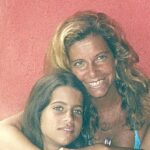 Maria Bopp Instagram - Passei por aquele típica fase rebelde na pré-adolescência de me trancar no quarto, ouvir blink-182 e achar que ninguém me entendia. Brigava muito com minha mãe e ouvia as pessoas dizerem: vocês brigam assim porque são iguais. Meu egocentrismo adolescente se achava muito especial pra ser parecida com alguém, principalmente com a minha mãe. Ainda bem que o tempo passa, a gente amadurece e tudo muda. Quer dizer, nem tudo, porque semana que vem eu tô indo feliz assistir o show do blink-182 pela primeira vez. Mas outras coisas mudam definitivamente. Hoje em dia, ouvir que sou parecida com a minha mãe é o maior elogio que posso receber. Pra mim, o senso de humor, sensibilidade e inteligência dela se encontram num patamar quase inalcançável. Ah, e a generosidade também! E a empatia, essa palavra tão saturada, a mesma coisa. Sei lá, nunca conheci alguém como a minha mãe. Ela faz com que pareça ser fácil ser uma pessoa boa. Acho que é mesmo. Mãe, eu cresci e quero ser como você. Obrigada por me ensinar a ter fé na vida. Bettina, Bettina é um dom, uma certa magia. Feliz aniversário, mamãe. Te amo incontrolavelmente 🩵 @bettina.bopp