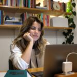 Maria Bopp Instagram – Fazendo a minha lista de ideias e resoluções pra esse ano novo, eu  pretendo: 
– finalmente ter a coragem de tirar algum projeto autoral do papel 
– parar de adiar meu desejo de viajar sozinha 
– vencer a vergonha de cantar e tocar violão 
São três resoluções desafiadoras pra mim, em menor ou maior escala. Não é fácil passar a arrebentação de certos medos e constrangimentos. E nunca temos garantia de nada, mas eu sei que pra qualquer perrengue, tensão ou imprevisto, pelo menos eu posso contar com a proteção de Rexona Clinical, o melhor antitranspirante em aerosol do mercado. 🤍