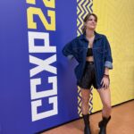 Maria Bopp Instagram – mais um dia mágico de @ccxpoficial ⚡️dentre tantas coisas, acá estoy yo hablando español con Namor de Pantera Negra 🖤 que cara especial, sério. fim de semana tem mais!
