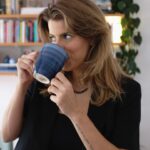 Maria Bopp Instagram – Quando eu tenho um compromisso profissional importante, tem algumas coisas que eu prezo na hora de me arrumar. Acordo mais cedo do que o de costume. Preparo e anoto tudo o que gostaria de dizer. Se for um teste de elenco, decoro o texto e o repito mentalmente muitas e muitas vezes. Priorizo uma roupa que seja acima de tudo confortável. Faço uma maquiagem simples pra me sentir eu mesma. Tomo meu café-da-manhã com calma. E passo meu Rexona Clinical, que me oferece 3x mais proteção contra o suor pra segurar toda minha ansiedade e tensão. E vocês, tem algum ritual que costumam seguir?
