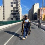 Maria Bopp Instagram - Primeira semana de filmagens de um projeto novo (aquela coisa, ainda não posso contar o que é) que tá sendo muito especial por inúmeros motivos. Estar todo dia com @icaro, reunir um elenco com gente muito foda, ser dirigida pelo @rafael_ecg, trabalhar com a @bionicafilmes e com a equipe incrível que ela reuniu e fazer um filme em que São Paulo também é um personagem. De quebra ainda contracenei com o meu cachorro (e sim, o Gil arrasou). Fazer cinema é treta, mas também é bom demais, porque a gente insiste em fazer. Bora nois ⚡️