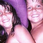 Maria Bopp Instagram - Nossos 32 anos, Lurê. Quanto tô com você, chego no máximo da auto-indulgência. Sinto que posso comer três barras de kinder ovo e um quilo de balas azedas sem passar mal. Nunca tive medo de ir ver jogo no estádio, porque eu via seu sorriso tranquilo enquanto a gente entrava de braços dados. Na estreia da minha peça, vi pela fresta da cortina que você estava na fila e sabia então que a plateia já estava cheia. Vi você sentado numa mureta assinando livros até meia noite pra uma coleção de amigos que te amam e eu diria que é especialmente pela sua generosidade transparente. Você me protege de tudo, até do meu mau humor. Você é minha infância preservada e acesa. Seja numa praça de alimentação de shopping, numa boia de macarrão no mar ou em um banco em frente a um hospital público em Buenos Aires, quando eu tô com você, eu tenho tudo. Eu me reconheço. Você sou eu e eu sou você. Pra sempre a gente vai ter o caminho de volta praquela bicama amarela na Helion Povoa. Só a gente tem a chave. É a nossa língua que ninguém entende. Te amo muito, com muita força, todos os minutos do dia, há 32 anos. Feliz aniversário pra gente, Lurê 💙 @luccabopp