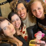 Maria Bopp Instagram – Hoje eu vim até Brasília receber o meu Prêmio Paulo Gustavo, homenagem criada pela Comissão de Cultura da Câmara dos Deputados a artistas que contribuíram pra cultura brasileira através da comédia e humor 🥹♥️ Fiquei muito feliz de ter sido escolhida logo na primeira edição! Não poderia estar mais honrada de ter sido indicada pela gigante deputada @jandira_feghali, responsável pela criação das Leis Paulo Gustavo e Aldir Blanc e cuja luta incansável pela cultura me inspira e tranquiliza. Hoje me senti muito realizada e reconhecida por todo tempo e energia que investi na Blogueirinha do Fim do Mundo, personagem que criei pra gente rir em uma época que o Brasil não tinha a menor graça. Aliviada de finalmente termos virado essa página (e com mais um capítulo importante a se desenrolar amanhã, com o capeta se tornando inelegível, se tudo der certo!🍀). Obrigada a todos os deputados que votaram em mim! Obrigada a todo mundo que acompanha e apoia meu trabalho. Viva nossa cultura, o MinC, a nossa arte e humor. Viva Paulo Gustavo e seu legado gigantesco. Hoje vou dormir feliz ♥️
