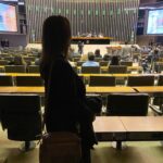 Maria Bopp Instagram - Hoje eu vim até Brasília receber o meu Prêmio Paulo Gustavo, homenagem criada pela Comissão de Cultura da Câmara dos Deputados a artistas que contribuíram pra cultura brasileira através da comédia e humor 🥹♥️ Fiquei muito feliz de ter sido escolhida logo na primeira edição! Não poderia estar mais honrada de ter sido indicada pela gigante deputada @jandira_feghali, responsável pela criação das Leis Paulo Gustavo e Aldir Blanc e cuja luta incansável pela cultura me inspira e tranquiliza. Hoje me senti muito realizada e reconhecida por todo tempo e energia que investi na Blogueirinha do Fim do Mundo, personagem que criei pra gente rir em uma época que o Brasil não tinha a menor graça. Aliviada de finalmente termos virado essa página (e com mais um capítulo importante a se desenrolar amanhã, com o capeta se tornando inelegível, se tudo der certo!🍀). Obrigada a todos os deputados que votaram em mim! Obrigada a todo mundo que acompanha e apoia meu trabalho. Viva nossa cultura, o MinC, a nossa arte e humor. Viva Paulo Gustavo e seu legado gigantesco. Hoje vou dormir feliz ♥️