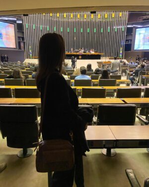 Maria Bopp Instagram - Hoje eu vim até Brasília receber o meu Prêmio Paulo Gustavo, homenagem criada pela Comissão de Cultura da Câmara dos Deputados a artistas que contribuíram pra cultura brasileira através da comédia e humor 🥹♥️ Fiquei muito feliz de ter sido escolhida logo na primeira edição! Não poderia estar mais honrada de ter sido indicada pela gigante deputada @jandira_feghali, responsável pela criação das Leis Paulo Gustavo e Aldir Blanc e cuja luta incansável pela cultura me inspira e tranquiliza. Hoje me senti muito realizada e reconhecida por todo tempo e energia que investi na Blogueirinha do Fim do Mundo, personagem que criei pra gente rir em uma época que o Brasil não tinha a menor graça. Aliviada de finalmente termos virado essa página (e com mais um capítulo importante a se desenrolar amanhã, com o capeta se tornando inelegível, se tudo der certo!🍀). Obrigada a todos os deputados que votaram em mim! Obrigada a todo mundo que acompanha e apoia meu trabalho. Viva nossa cultura, o MinC, a nossa arte e humor. Viva Paulo Gustavo e seu legado gigantesco. Hoje vou dormir feliz ♥️