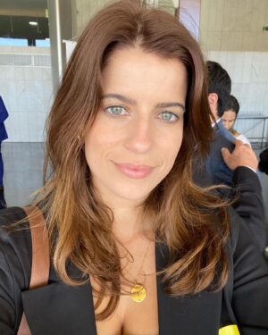 Maria Bopp Instagram - Hoje eu vim até Brasília receber o meu Prêmio Paulo Gustavo, homenagem criada pela Comissão de Cultura da Câmara dos Deputados a artistas que contribuíram pra cultura brasileira através da comédia e humor 🥹♥️ Fiquei muito feliz de ter sido escolhida logo na primeira edição! Não poderia estar mais honrada de ter sido indicada pela gigante deputada @jandira_feghali, responsável pela criação das Leis Paulo Gustavo e Aldir Blanc e cuja luta incansável pela cultura me inspira e tranquiliza. Hoje me senti muito realizada e reconhecida por todo tempo e energia que investi na Blogueirinha do Fim do Mundo, personagem que criei pra gente rir em uma época que o Brasil não tinha a menor graça. Aliviada de finalmente termos virado essa página (e com mais um capítulo importante a se desenrolar amanhã, com o capeta se tornando inelegível, se tudo der certo!🍀). Obrigada a todos os deputados que votaram em mim! Obrigada a todo mundo que acompanha e apoia meu trabalho. Viva nossa cultura, o MinC, a nossa arte e humor. Viva Paulo Gustavo e seu legado gigantesco. Hoje vou dormir feliz ♥️