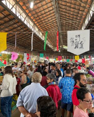 Maria Bopp Instagram - 4ª edição da Feira Nacional da Reforma Agrária. Muita comida boa, produtos orgânicos, fitoterápicos, música, céu azul, gente linda e de esquerda. Dia maravilhoso ♥️