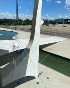Maria Bopp Instagram - No dia que fez um mês da invasão dos terroristas nas nossas instituições democráticas, eu estive no Palácio do Planalto. Ontem fizemos um primeiro encontro de artistas e influenciadores com Lula pra discutirmos, principalmente, a importância da comunicação do governo nos próximos quatro anos. Falamos como nós, apoiadores do Lula e que temos um alcance grande nas redes, podemos ser pontes para que todas as ações realizadas pelo governo cheguem de fato na população - sendo a maior dificuldade, ainda, o combate às fake news. A real é que a gente não deve deixar a disposição pra conversar com quem pensa diferente da gente só em época de campanha. O “vira-voto” tem que ser todo dia. É cansativo, mas é necessário e ontem foi um dia tão lindo que eu saí com muito gás. Tô pensando numas ideias do que fazer pra deixar essa ponte governo-população mais acessível. Vou tentar estruturar isso melhor e conto pra vcs. Obrigada, @janjalula maravilhosa pelo convite, e obrigada a todos pela troca inspiradora de ontem. Bora nois ♥️