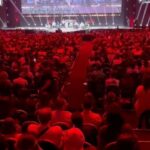 Maria Bopp Instagram – Último dia de @ccxp, montanha russa de emoções no Palco Thunder. ⚡️😮💨 A deusa Sabrina Sato, Rodrigo Santoro, o elenco de Dungeons & Dragons e de Teen Wolf, a despedida dos palcos internacionais de Edgar Vivar (nosso eterno Seu Barriga), além das outras atrações que não tive a sorte e honra de apresentar. Quem estava lá viu o tanto que chorei na entrevista com o Edgar – minha cara inchada na foto não me deixa mentir. E o nervosismo tomou conta quando me vi no mesmo palco que Hugh Grant, mas até arrisquei o meu sotaque britânico pra ele entender melhor o meu inglês macarrônico. Obrigada, @_anatinoco_, por me ajudar com a produção desses looks lindos mesmo tendo sido super de última hora. Obrigada, @brunabopp_, por ser brilhante em tudo que faz, por me passar tanta segurança, você é a melhor sócia e parceira que eu poderia ter. Obrigada, @forlani por esse convite! Obrigada, público da @ccxpoficial, por me receberem tão bem!