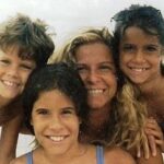 Maria Bopp Instagram - Como boa libriana, Bubu é justíssima. Como boa irmã mais velha, é protetora. Como boa Bopp, é brava. Como boa jornalista, é ótima ouvinte. Como boa roteirista, é curiosa. Como boa mulher do Murilo, é parceira. Como boa filha da minha mãe, é generosa. Como boa filha do meu pai, é exigente. Como boa irmã do meu irmão, é são paulina (e está rouca hoje). Como boa neta do meu vô, é inteligente. Como boa neta da minha vó, é arrebatadora. E mesmo seguindo o rastro de quem a criou e sendo o lastro de quem procura por um lugar seguro, a Bubu ainda é surpreendente. E pra ela mesma também, aposto! Não tenho palavras pra dizer o tanto que estou orgulhosa de você, Bu. Cê sabe. Nesse novo ano de vida, quero que se inaugure definitivamente uma nova percepção da mulher gigantesca que você é. Do tamanho do seu poder e força. Você sempre vai ser nosso ponto de encontro, nosso abastecimento e norte. E desejo que você também se sinta absolutamente tranquila em navegar suas próprias águas. Eu vou tá sempre aqui pra tudo. Que nem o Lurê falou: quero ser pra você o que você é pra todo mundo. Te amo mais que tudo, tudo, tudo! Feliz aniversário, Bubu, da Mariçoca ♥️ @brunabopp_