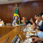 Maria Bopp Instagram – No dia que fez um mês da invasão dos terroristas nas nossas instituições democráticas, eu estive no Palácio do Planalto. Ontem fizemos um primeiro encontro de artistas e influenciadores com Lula pra discutirmos, principalmente, a importância da comunicação do governo nos próximos quatro anos. Falamos como nós, apoiadores do Lula e que temos um alcance grande nas redes, podemos ser pontes para que todas as ações realizadas pelo governo cheguem de fato na população – sendo a maior dificuldade, ainda, o combate às fake news. A real é que a gente não deve deixar a disposição pra conversar com quem pensa diferente da gente só em época de campanha. O “vira-voto” tem que ser todo dia. É cansativo, mas é necessário e ontem foi um dia tão lindo que eu saí com muito gás. Tô pensando numas ideias do que fazer pra deixar essa ponte governo-população mais acessível. Vou tentar estruturar isso melhor e conto pra vcs. Obrigada, @janjalula maravilhosa pelo convite, e obrigada a todos pela troca inspiradora de ontem. Bora nois ♥️