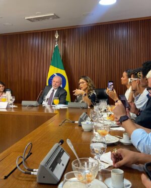 Maria Bopp Instagram - No dia que fez um mês da invasão dos terroristas nas nossas instituições democráticas, eu estive no Palácio do Planalto. Ontem fizemos um primeiro encontro de artistas e influenciadores com Lula pra discutirmos, principalmente, a importância da comunicação do governo nos próximos quatro anos. Falamos como nós, apoiadores do Lula e que temos um alcance grande nas redes, podemos ser pontes para que todas as ações realizadas pelo governo cheguem de fato na população - sendo a maior dificuldade, ainda, o combate às fake news. A real é que a gente não deve deixar a disposição pra conversar com quem pensa diferente da gente só em época de campanha. O “vira-voto” tem que ser todo dia. É cansativo, mas é necessário e ontem foi um dia tão lindo que eu saí com muito gás. Tô pensando numas ideias do que fazer pra deixar essa ponte governo-população mais acessível. Vou tentar estruturar isso melhor e conto pra vcs. Obrigada, @janjalula maravilhosa pelo convite, e obrigada a todos pela troca inspiradora de ontem. Bora nois ♥️