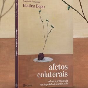 Maria Bopp Instagram - Hoje é dia de fogos de artifício. 

Lançamento oficial de Afetos Colaterais será dia 13 de junho na Livraria da Vila, na Vila Madalena, mas você já pode encomendar o seu na pré-venda pelo link da minha bio. 

Te amo, @bettina.bopp. 
Que orgulho ♥️