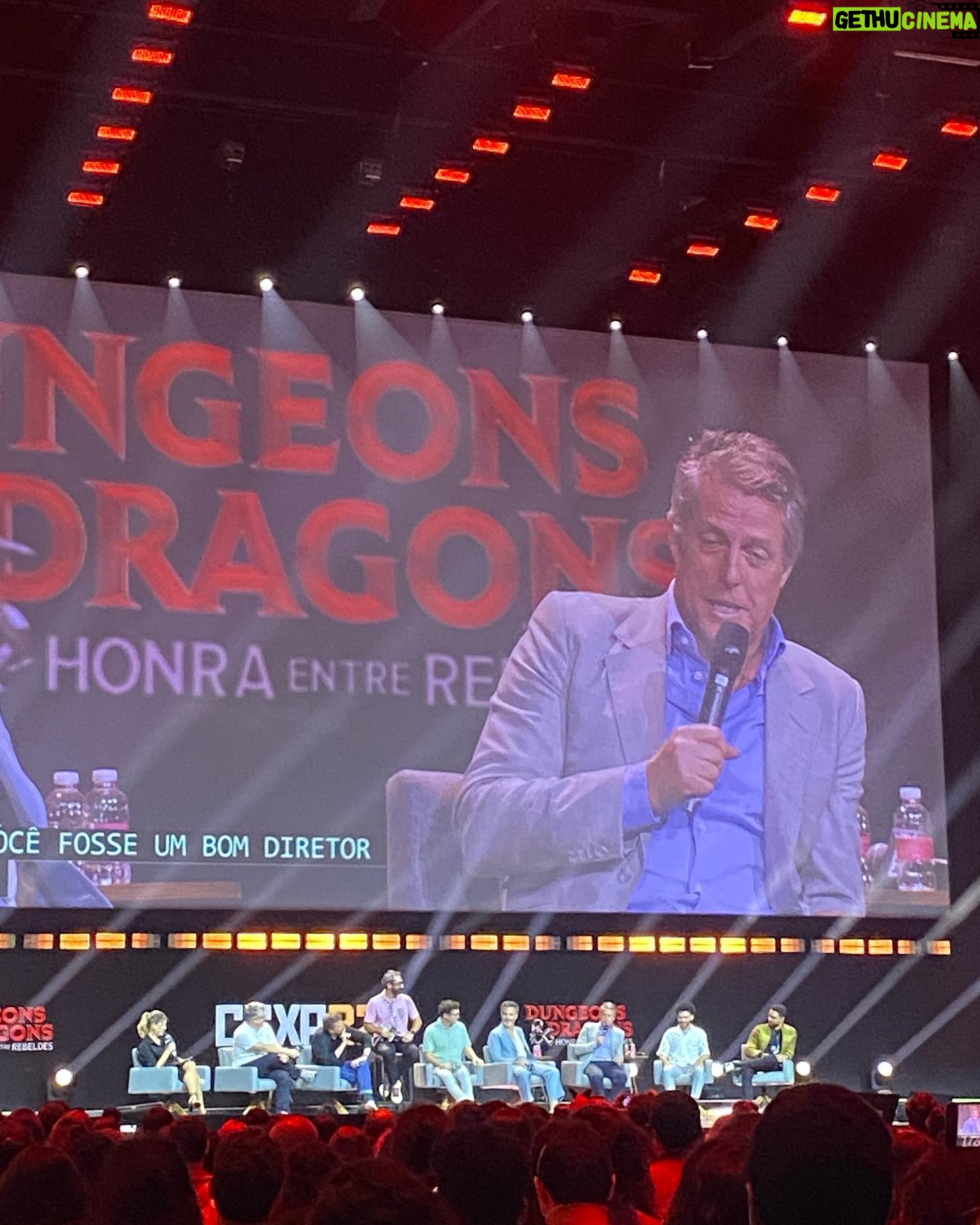 Maria Bopp Instagram - Último dia de @ccxp, montanha russa de emoções no Palco Thunder. ⚡️😮💨 A deusa Sabrina Sato, Rodrigo Santoro, o elenco de Dungeons & Dragons e de Teen Wolf, a despedida dos palcos internacionais de Edgar Vivar (nosso eterno Seu Barriga), além das outras atrações que não tive a sorte e honra de apresentar. Quem estava lá viu o tanto que chorei na entrevista com o Edgar - minha cara inchada na foto não me deixa mentir. E o nervosismo tomou conta quando me vi no mesmo palco que Hugh Grant, mas até arrisquei o meu sotaque britânico pra ele entender melhor o meu inglês macarrônico. Obrigada, @_anatinoco_, por me ajudar com a produção desses looks lindos mesmo tendo sido super de última hora. Obrigada, @brunabopp_, por ser brilhante em tudo que faz, por me passar tanta segurança, você é a melhor sócia e parceira que eu poderia ter. Obrigada, @forlani por esse convite! Obrigada, público da @ccxpoficial, por me receberem tão bem!