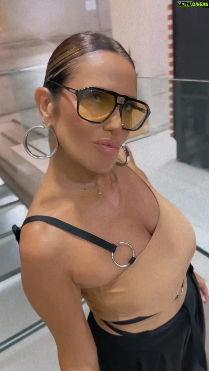 Maria Fernanda Callejón Instagram - Lookazo de Lunes Estrenando mis @quieromisgafas Body/ @mallaslanus Makeup/ @gladysmarinablanco @durodedomarc5n Les gustó? Los leo