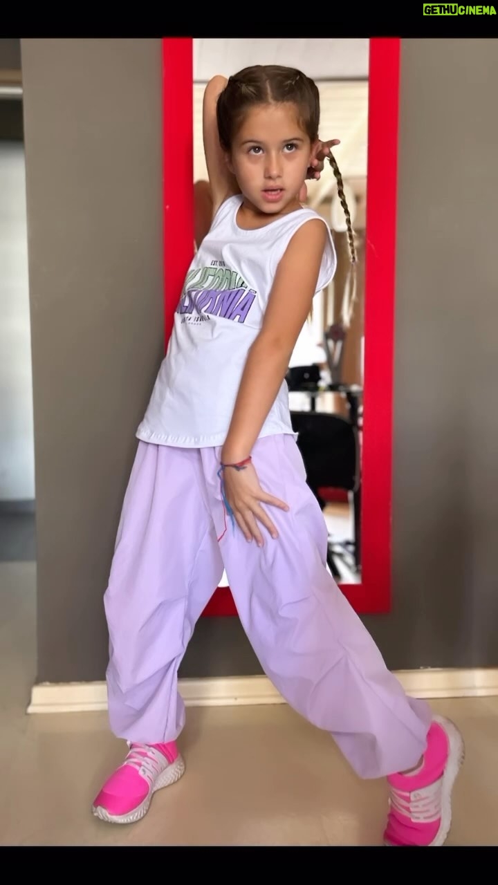 Maria Fernanda Callejón Instagram - EL LOOK 💜 que eligió Gio para hoy⬇️ @santaisabellaindumentaria @santaisabella_sanjusto @santaisabella_laferrere para seguir bailando y aprendiendo… INTENSIVO @emirabdulgani En … @estudiothepark