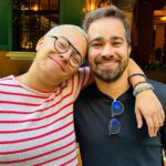 Maria Gadú Instagram – trabalhar com arte é ou deveria ser um prazer. nesse caso aqui ó, de trabalhar com um amigo, o irmão que o @miltonbitucanascimento me deu, é demais! pensar possibilidades, sonhar e realizar, dar risada e se divertir! Isso a gente já faz há anos, em casa, em horas no telefone na madrugada, nos feriados, natais ou em dias comuns vendo novelinha. Augustinho, meu irmao! Vamos nessa, a gente tá aqui pra comemorar e ampliar ainda mais nossa vontade de fazer música com amor! Te amo!!! Gratidão por trazer tb @raphaelpulga e @fernandadavid que nos enchem de shows e comida boa!!! Sorrisão no rosto e som na caixa♥️♥️♥️
.
agora essa jovem senhorinha é @nascimentomusica 🎙️
