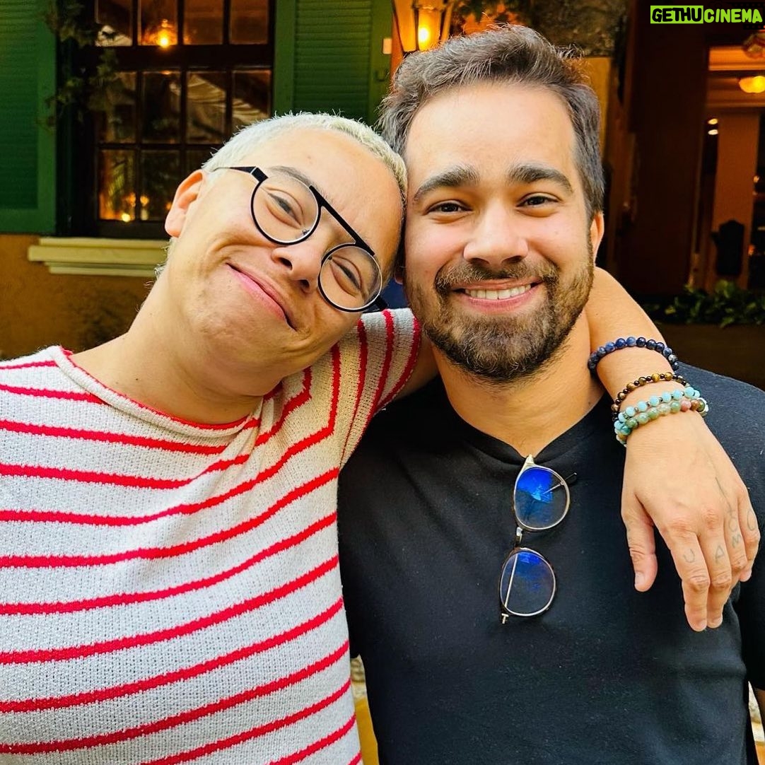 Maria Gadú - 5.7K Likes - trabalhar com arte é ou deveria ser um prazer. nesse caso aqui ó, de trabalhar com um amigo, o irmão que o @miltonbitucanascimento me deu, é demais! pensar possibilidades, sonhar e realizar, dar risada e se divertir! Isso a gente já faz há anos, em casa, em horas no telefone na madrugada, nos feriados, natais ou em dias comuns vendo novelinha. Augustinho, meu irmao! Vamos nessa, a gente tá aqui pra comemorar e ampliar ainda mais nossa vontade de fazer música com amor! Te amo!!! Gratidão por trazer tb @raphaelpulga e @fernandadavid que nos enchem de shows e comida boa!!! Sorrisão no rosto e som na caixa♥️♥️♥️
.
agora essa jovem senhorinha é @nascimentomusica 🎙️