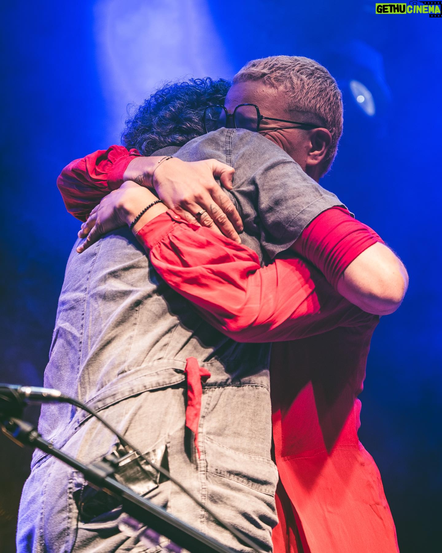Maria Gadú - 5.5K Likes - foram dias e noites de amor e brilho. uma honra subir ao palco com meu querido @paulinhomoska e suas canções magníficas, que tanto fazem parte das relíquias que guardo no coração. maior honra ainda, é desfrutar de sua companhia, sua amizade, e poder rir de doer a barriga com essas amizades tão lindas @leandroquirogaferreres @tina.zenn @passarohippie @vicentepbarros @paulinhobarroso e meu amor @popi.itapema !!! Obrigada @medioymedio , obrigada Moska! Obrigada, gente! ♥️♥️♥️♥️
.
As fotos estão misturadas, mas são do @paulinhobarroso , da @popi.itapema e do @maurirod.uy . menos a do mar neon, que tirei humildemente com meu aparelho telefônico 💥