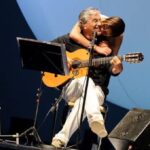 Maria Gadú Instagram - 81 anos do mestre @caetanoveloso e nada que eu escreva supera: o que vivemos juntos, o disco IMPECÁVEL e revolucionário feito por @xandedepilares e @pretinhodaserrinha , o belíssimo texto sobre o disco da amada @luanacarvalhoaqui , o amor da sempre amiga @paulalavigne , o calor de seu abraço e a gentileza de sua existência! Feliz aniversário!! O tempo não para e no entanto ele nunca envelhece! ♥️