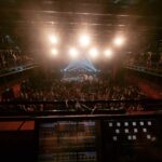 Maria Gadú Instagram - e assim fizemos os dois últimos shows do ano! primeiro em Porto Alegre, depois de taaaaaanto tempo. o show foi dedicado ao meu grande amigo Léo Rosa, que aniversariou 2 dias antes, e que com certeza recebeu todo nosso amor lá do infinito onde ele mora hoje (além de morar dentro do meu coração). um amor pra sempre. atravessamos o país e fomos pra São Luís do Maranhão, cantar nessa festa linda ao ar livre. Maranhão terra da nossa @guajajarasonia ! que prazer poder dividir o palco com as guerreiras @djuenatikuna e @weena_tikuna e o guerreiro @flayguajajaraoficial cantando o hino “Maraka’ anandê” (vou deixar a música no storie). Dois shows lindos, ponta a ponta desse Brasil, pra fechar esse ano taaaaao marcante! Agora é descansar, preparar o novo ano, cuidar da neném e ansiar pelo nosso reencontro! Beijão, pessoal!!!!!! As fotos e vídeo são da @ligiachaim