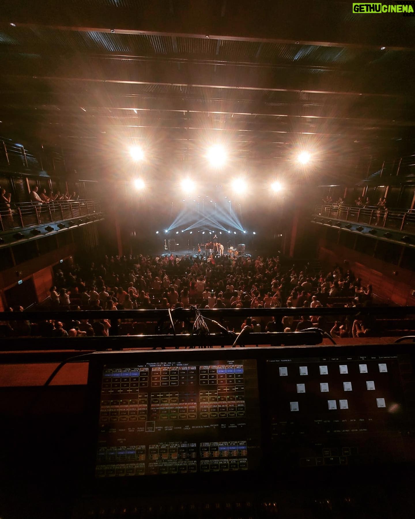 Maria Gadú Instagram - e assim fizemos os dois últimos shows do ano! primeiro em Porto Alegre, depois de taaaaaanto tempo. o show foi dedicado ao meu grande amigo Léo Rosa, que aniversariou 2 dias antes, e que com certeza recebeu todo nosso amor lá do infinito onde ele mora hoje (além de morar dentro do meu coração). um amor pra sempre. atravessamos o país e fomos pra São Luís do Maranhão, cantar nessa festa linda ao ar livre. Maranhão terra da nossa @guajajarasonia ! que prazer poder dividir o palco com as guerreiras @djuenatikuna e @weena_tikuna e o guerreiro @flayguajajaraoficial cantando o hino “Maraka’ anandê” (vou deixar a música no storie). Dois shows lindos, ponta a ponta desse Brasil, pra fechar esse ano taaaaao marcante! Agora é descansar, preparar o novo ano, cuidar da neném e ansiar pelo nosso reencontro! Beijão, pessoal!!!!!! As fotos e vídeo são da @ligiachaim