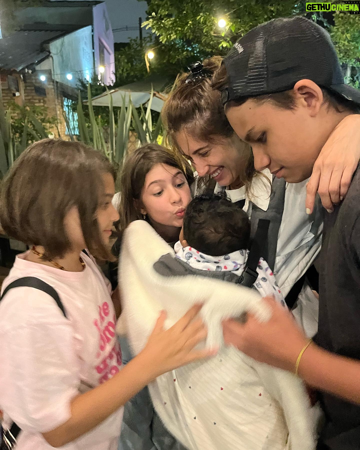 Maria Gadú - 5.5K Likes - bom dia, domingo! o show ontem foi lindo, como foi o de São Paulo e o Bh e de tantos outros que eu relapsei na postagem. Não sou boa nisso. Mais tarde vou fazer um compilado mostrando que houve amor, pessoas, muitas pessoas, e Glória! Agora não posso pq estou presa no amor infinito que minha família forma. mordi igualmente todas essas coxinhas que quando gorduchas nos paralisavam, cheirei suas cabecinhas azedas daquele suorzinho sagrado, e hoje já crescidos fazem o mesmo com Alice. Minhas afilhadas e meu afilhado são meus princípios da memória. Onde vi a vida nascendo e sempre serei bem recebida por terem a sorte de mães tão preciosas e tudo e todas e lutadoras e maravilha e gentes. eu amo a gente. viva a família matriarcal e suas crianças de luz. @juwolter @marinaalves82 @popi.itapema @vanessanicieza