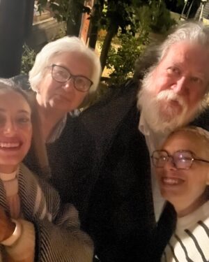Maria Gadú Instagram - foram dias e noites de amor e brilho. uma honra subir ao palco com meu querido @paulinhomoska e suas canções magníficas, que tanto fazem parte das relíquias que guardo no coração. maior honra ainda, é desfrutar de sua companhia, sua amizade, e poder rir de doer a barriga com essas amizades tão lindas @leandroquirogaferreres @tina.zenn @passarohippie @vicentepbarros @paulinhobarroso e meu amor @popi.itapema !!! Obrigada @medioymedio , obrigada Moska! Obrigada, gente! ♥️♥️♥️♥️
.
As fotos estão misturadas, mas são do @paulinhobarroso , da @popi.itapema e do @maurirod.uy . menos a do mar neon, que tirei humildemente com meu aparelho telefônico 💥